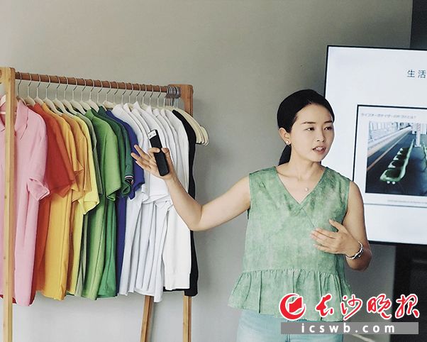 饶雅静在给学员培训。受访者供图 饶雅静在给学员培训。受访者供图