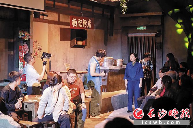 观众不再是旁观者,而是“老街坊”。后湖·戏码头供图
