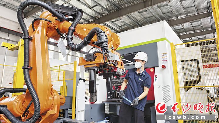 全宇工业工程师正在检查调试机器人。 长沙晚报通讯员 赵文祥 摄