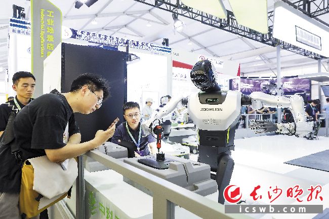 2026世界机器人大会,中联重科机器人展示拧螺丝。 2026世界机器人大会,中联重科机器人展示拧螺丝。
