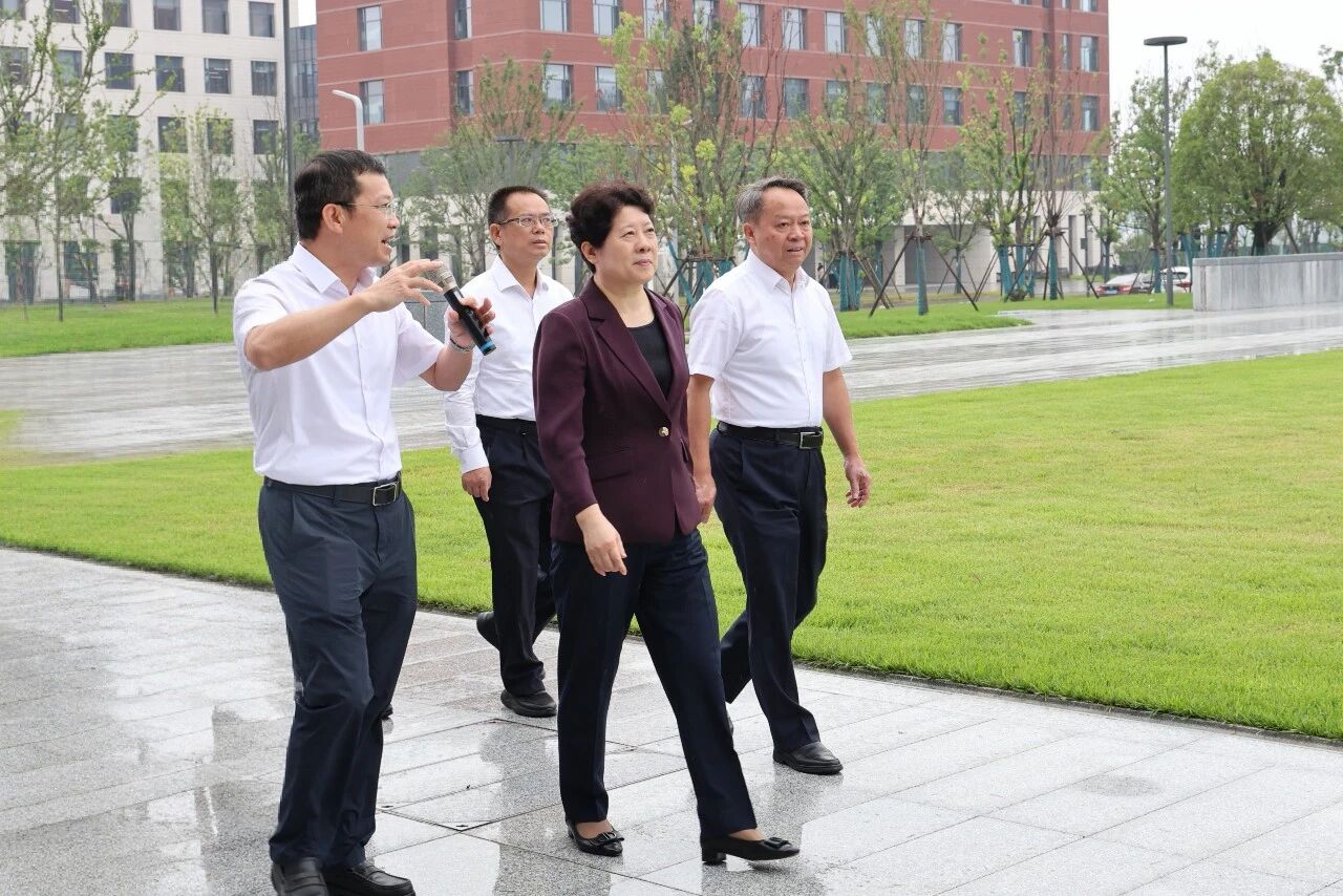 吴桂英一行来到湖南大学科创港校区。