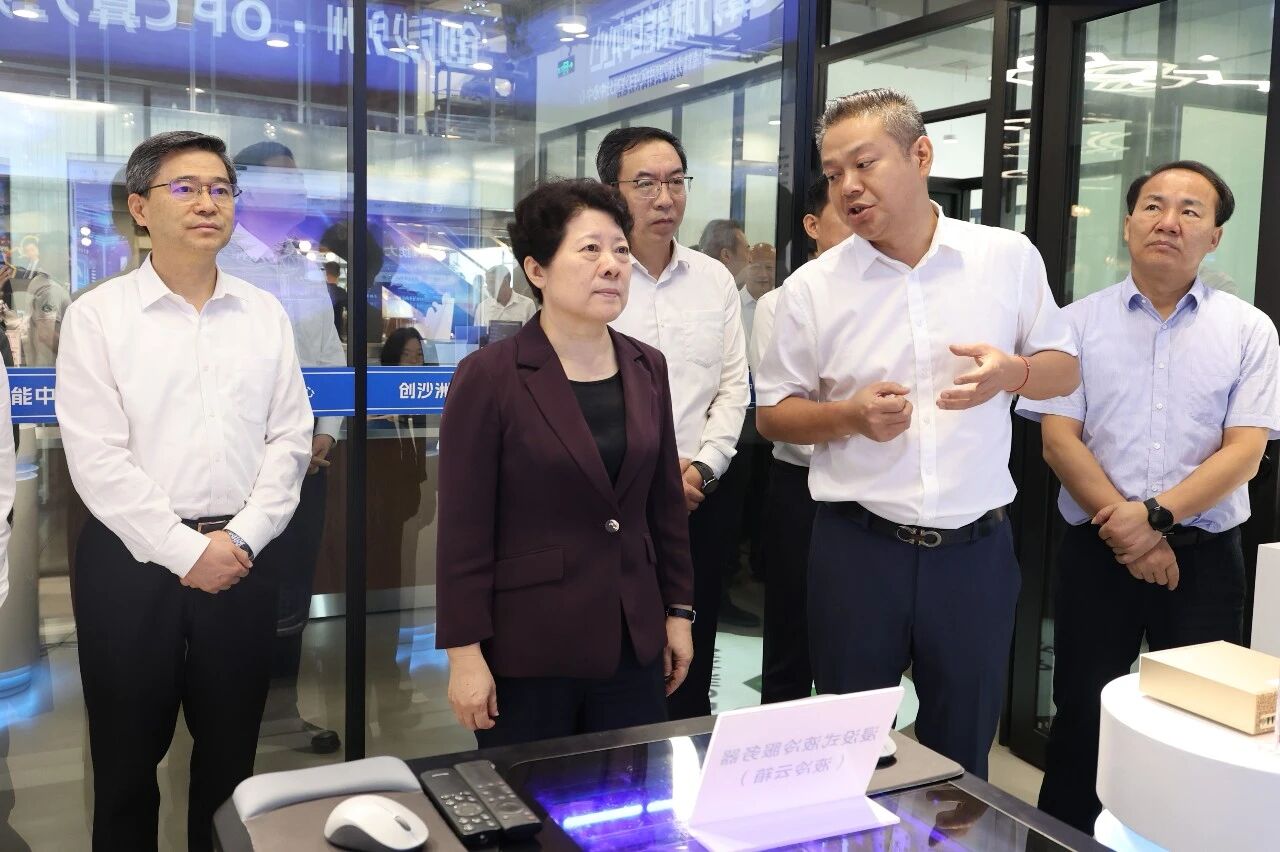 吴桂英一行来到白沙洲街道创沙洲OPC街区。