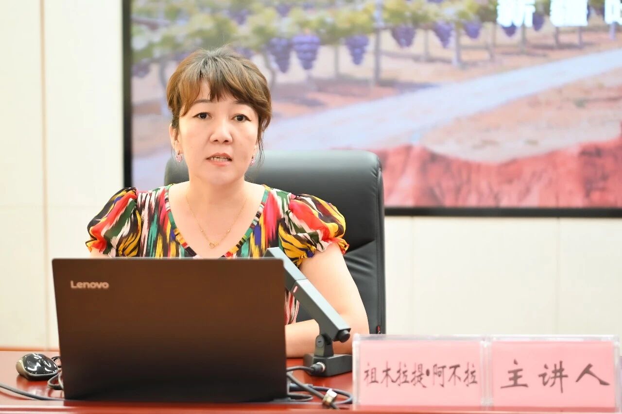 新疆吐鲁番市人大常委会法工委规范性文件备案审查中心副主任祖木拉提·阿不拉分享学习经验。