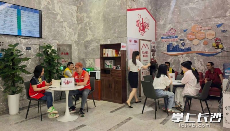 恒力卡瑞尔的楼宇爱心驿站。城南路街道办事处供图