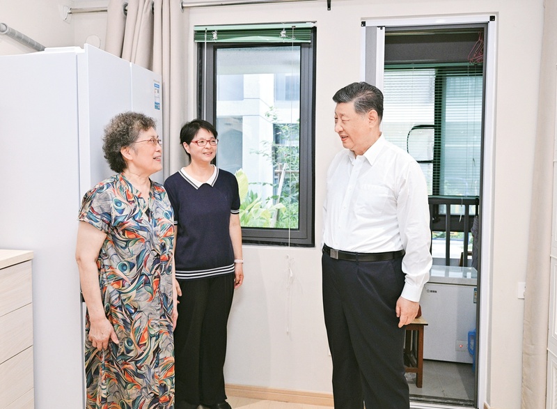 2026年7月15日，中共中央总书记、国家主席、中央军委主席习近平在上海考察。这是习近平在黄浦区半淞园路街道市民新村居民区考察时，来到居民家中，了解居住条件改善情况。 新华社记者 燕雁/摄