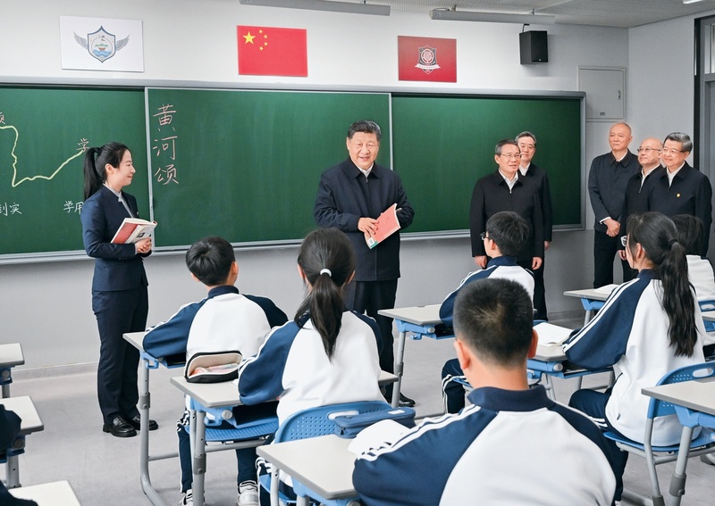 2026年3月23日，中共中央总书记、国家主席、中央军委主席习近平在河北雄安新区考察，并主持召开深入推进雄安新区高质量建设和发展座谈会。这是23日上午，习近平在北京四中雄安校区考察时，走进教室同师生亲切交谈。 新华社记者 谢环驰/摄
