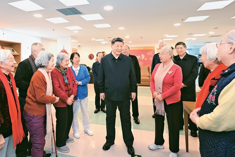 2026年2月9日至10日，中共中央总书记、国家主席、中央军委主席习近平在北京考察并看望慰问基层干部群众。这是10日上午，习近平在西城区“吾老·新街”养老服务街区银龄老年公寓考察时，同老人们亲切交流。 新华社记者 燕雁/摄