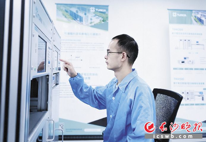胡刚毅在企业的量子实验室里测试仪器。长沙晚报全媒体记者 刘攀 摄