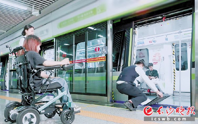 长沙地铁推出“一对一”爱心预约和爱心接力服务，让市民出行更便捷。  长沙晚报通讯员 李小霞 供图