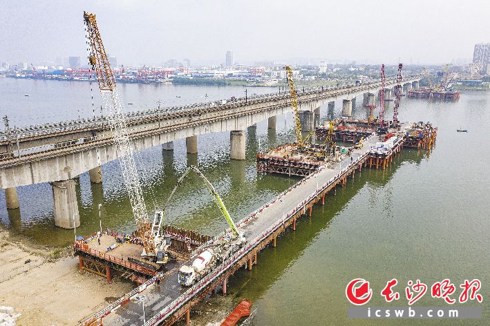 135号边墩承台浇筑现场。长沙晚报全媒体记者 吴鑫矾 通讯员 游智宇 杨洁芳 邹雪龙 摄影报道