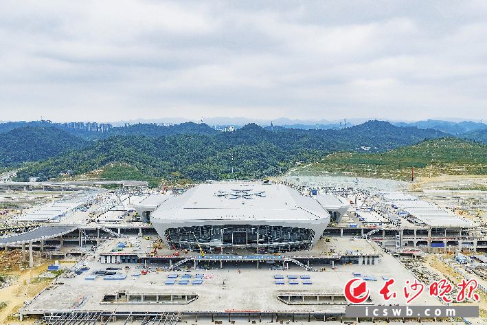  长沙高铁西站项目整体工程量已过半，正朝着竣工的目标稳步推进。 长沙晚报全媒体记者 邹麟 摄