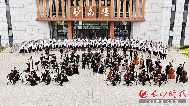 长沙市十一中的合唱团和交响乐团“集体照”，青葱学子生机勃勃。