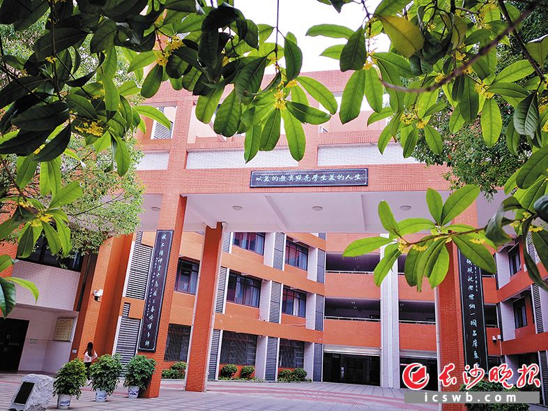 学校恢弘古朴的建筑上，挂着饱含育人理念的牌匾。