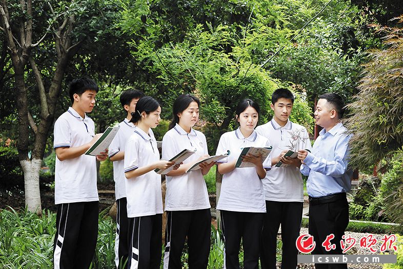 环境也是课堂，在老师的带领下，生物课堂“搬”到了教室外。本版照片均由学校提供